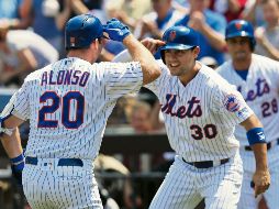 Michael Conforto (#30) es felicitado por Pete Alonso tras conectar cuadrangular en la primera entrada. AP