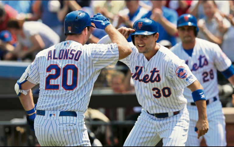 Michael Conforto (#30) es felicitado por Pete Alonso tras conectar cuadrangular en la primera entrada. AP