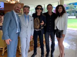 Durante la ceremonia precedida por Roberto Cantoral y Martín Urieta miembros de la SACM, se le entrega el reconocimiento en forma de Clave de Sol a Verdaguer. FACEBOOK / SACM Oficial