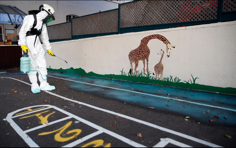 Especialistas recomendaron una limpieza mediante surfactante, una sustancia que se aplica directamente en el suelo y tras actuar durante 15 minutos absorbe toda las partículas minerales. AP / F. Mori