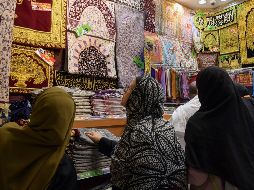 En las bulliciosas avenidas, hileras de puestos y escaparates se superponen, sobresalen en la calzada y rivalizan con carteles variados para atraer a los clientes. AFP/F. Belaid