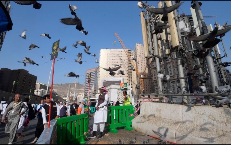 En las bulliciosas avenidas, hileras de puestos y escaparates se superponen, sobresalen en la calzada y rivalizan con carteles variados para atraer a los clientes. AFP/F. Belaid