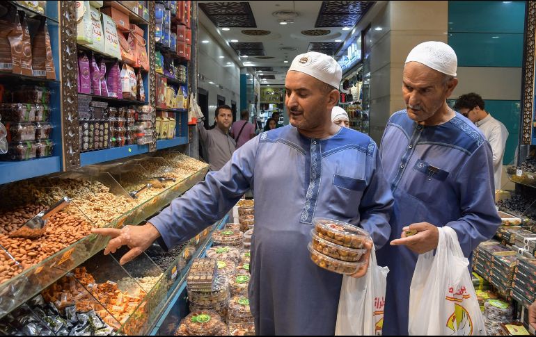 En las bulliciosas avenidas, hileras de puestos y escaparates se superponen, sobresalen en la calzada y rivalizan con carteles variados para atraer a los clientes. AFP/F. Belaid