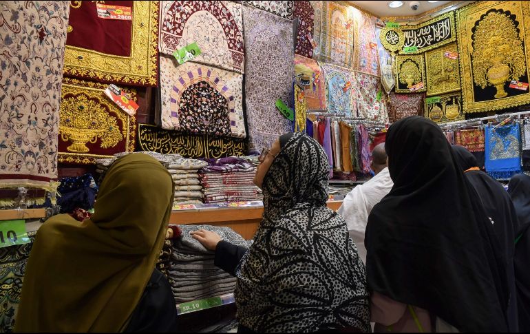 En las bulliciosas avenidas, hileras de puestos y escaparates se superponen, sobresalen en la calzada y rivalizan con carteles variados para atraer a los clientes. AFP/F. Belaid