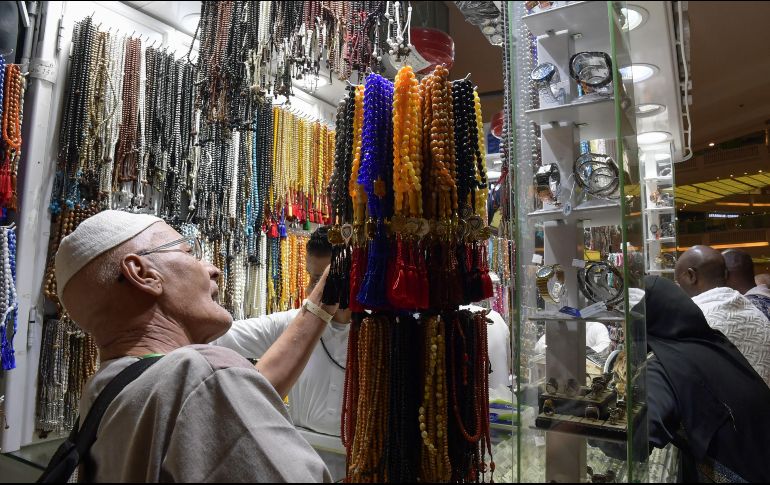 En las bulliciosas avenidas, hileras de puestos y escaparates se superponen, sobresalen en la calzada y rivalizan con carteles variados para atraer a los clientes. AFP/F. Belaid