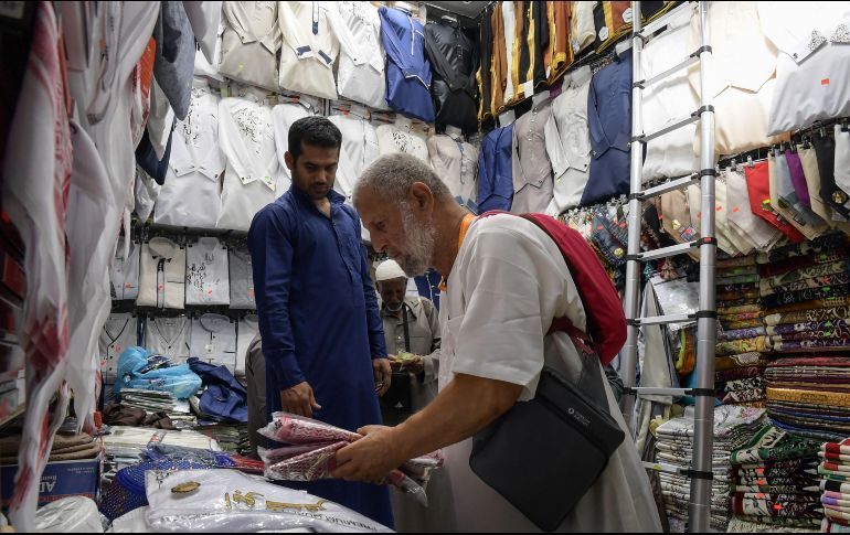 En las bulliciosas avenidas, hileras de puestos y escaparates se superponen, sobresalen en la calzada y rivalizan con carteles variados para atraer a los clientes. AFP/F. Belaid