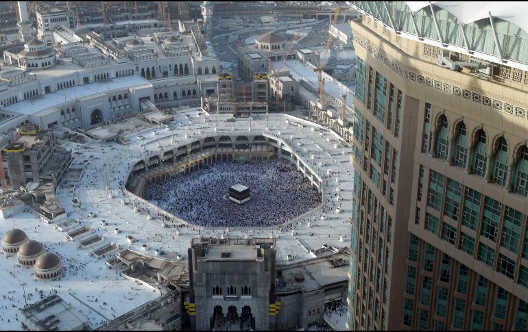 En las bulliciosas avenidas, hileras de puestos y escaparates se superponen, sobresalen en la calzada y rivalizan con carteles variados para atraer a los clientes. AFP/F. Belaid