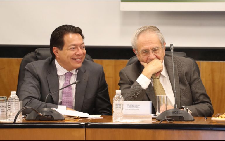 Mario Delgado (i) recordó la promesa de López Obrador de no aumentar los impuestos en sus primeros tres años. SUN/G. Espinosa