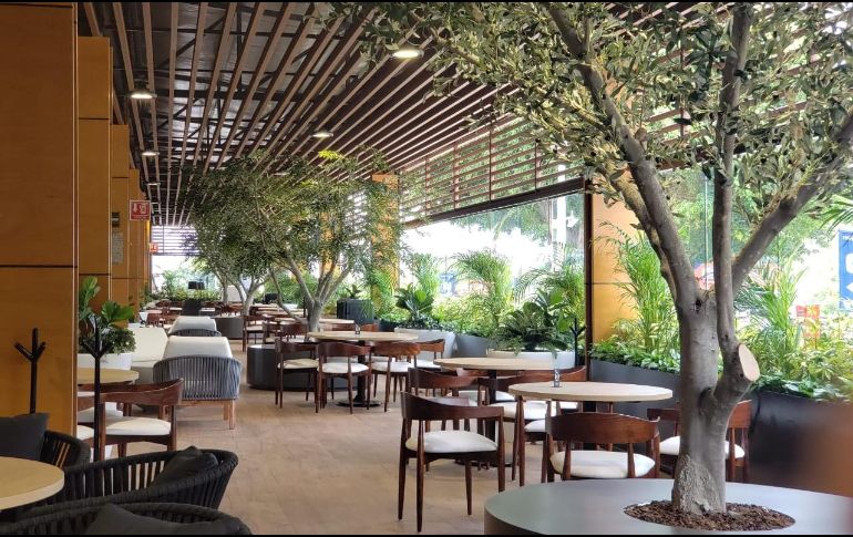 Además de la extensa oferta de mercancías, Chedraui Selecto integró un área de comida, que consiste en islas de prestigiados restaurantes locales. EL INFORMADOR / G. Gallo