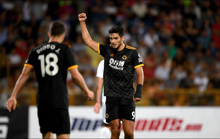 El seleccionado nacional Raúl Jiménez aportó dos goles para el cuadro inglés.TWITTER / @WolvesEspanol