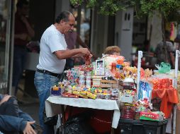 Con el nuevo organismo se buscará que los vendedores de tianguis y puestos callejeros de Jalisco paguen tres mil 200 millones de pesos mensuales al SAT. EL INFORMADOR/G. Gallo