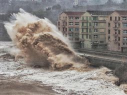El fenómeno llevaría intensas lluvias y vientos, que podrían causar una intensa marejada. AFP