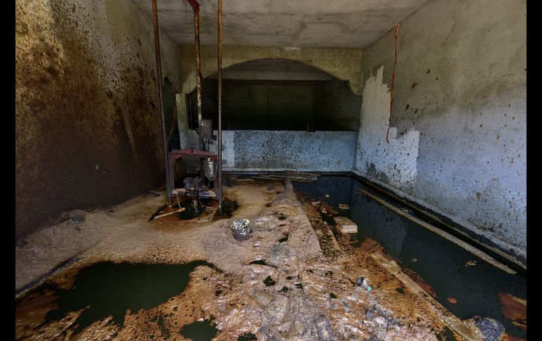 El combustible brotó al hacer una perforación en esta casa. EFE/J. Ávalos