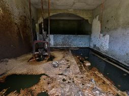 El combustible brotó al hacer una perforación en esta casa. EFE/J. Ávalos