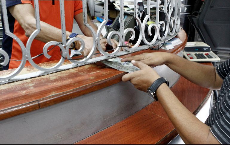 El billete verde se compró en un precio mínimo 18.30 pesos en sucursales bancarias capitalinas. EL INFORMADOR/ARCHIVO