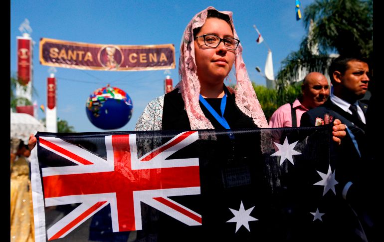Una mujer asiste a la ceremonia de bienvenida en la Hermosa Provincia, en Guadalajara. AFP/U. Ruiz