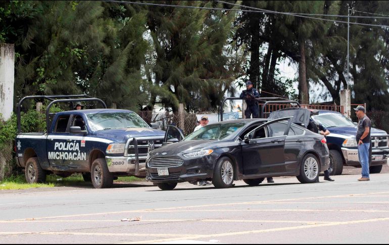 En Michoacán, se localizaron los cuerpos de nueve personas colgando de un puente, así como 10 cadáveres más, desmembrados y en bolsas de plástico. SUN