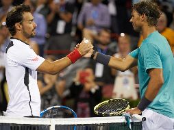 Fabio Fognini (i) y Rafael Nadal se estrechan la mano luego del partido. EFE/V. Blum
