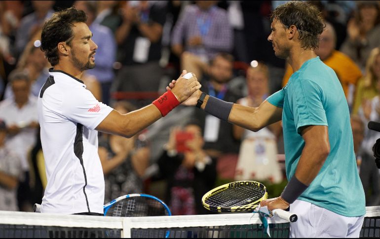 Fabio Fognini (i) y Rafael Nadal se estrechan la mano luego del partido. EFE/V. Blum