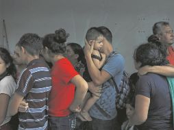 Migrantes detenidos en Veracruz tras intentar eludir a las autoridades migratorias. AP