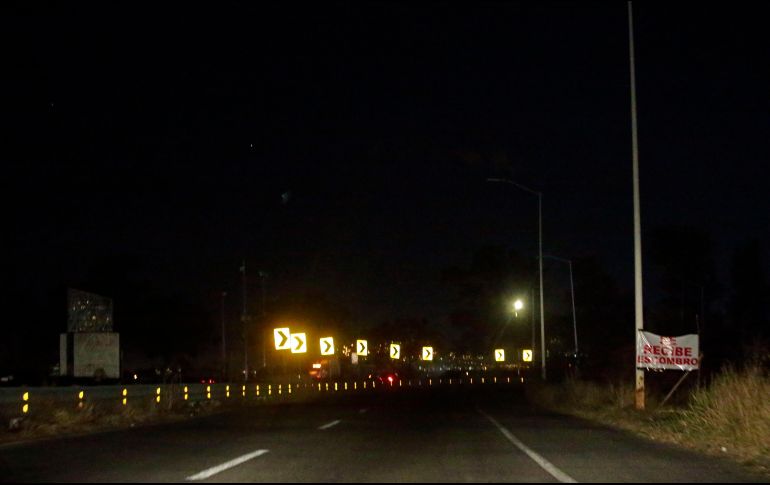 En el nuevo Periférico, los ladrones han dejado tramos de hasta medio kilómetro sin una lámpara. EL INFORMADOR/Archivo