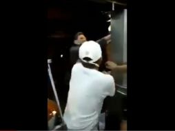 En el video, que se hizo viral en unas horas, se aprecia cuando el agresor golpea a uno de los empleados y después tira el trompo de pastor al piso mientras grita. YOUTUBE / Play box