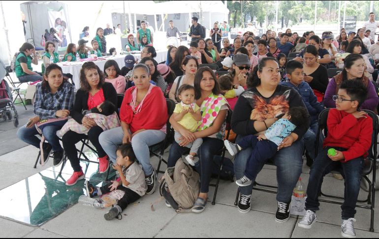 Decenas de mujeres, acompañadas en su mayoría por sus hijos, se congregaron en el monumento ubicado cerca del Paseo de la Reforma. NTX/G. Durán