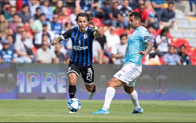 Omar Arellano y Edwin Cardona se disputan el balón durante el partido. IMAGO7/V. Pichardo