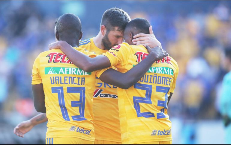 Luis Quiñones y Enner Valencia felicitan a André Pierre Gignac luego de uno de sus goles. IMAGO7/J. Macías