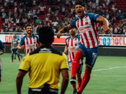 Alan Pulido festeja su anotación por la vía penal en el segundo tiempo del partido. EL INFORMADOR/G. Gallo