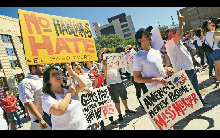 Miembros de LULAC se manifestaron contra el acto xenófobo de Patrick Crusius. NOTIMEX