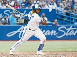 Vladimir Guerrero Jr. conectó el primer triple en su  carrera. AFP