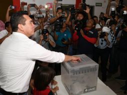 Acompañado de su esposa e hijos, Moreno emitió su voto la mañana de este domingo. TWITTER / @alitomorenoc