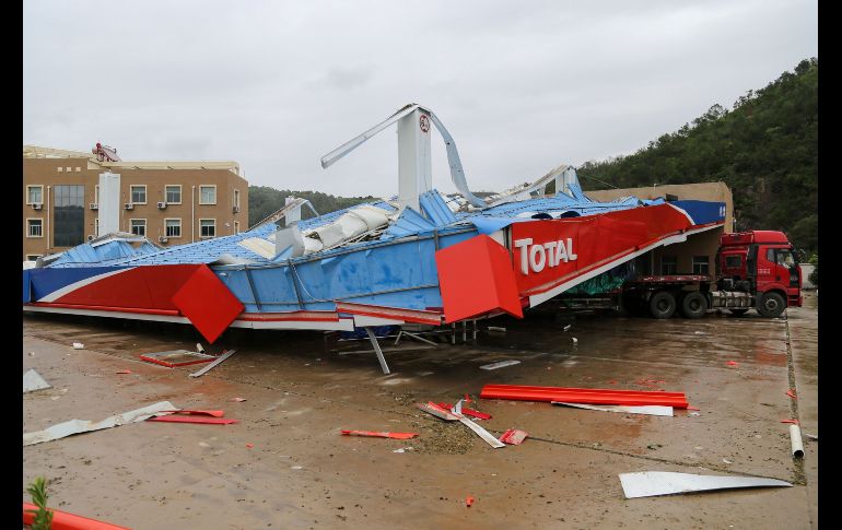 El techo de una gasolinera colapsado en Wenling. AFP