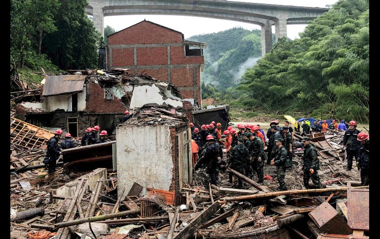 Rescatistas buscan este domingo a habitantes desaparecidos tras el paso del tifón en Yongjia. AFP