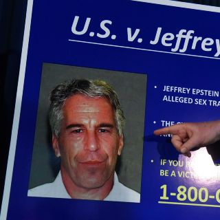 Muerte del millonario Jeffrey Epstein en prisión genera teorías de complot en EU