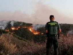 El relieve montañoso en el interior de esta isla volcánica dificulta las tareas de extinción del incendio. AP/Guardia Civil