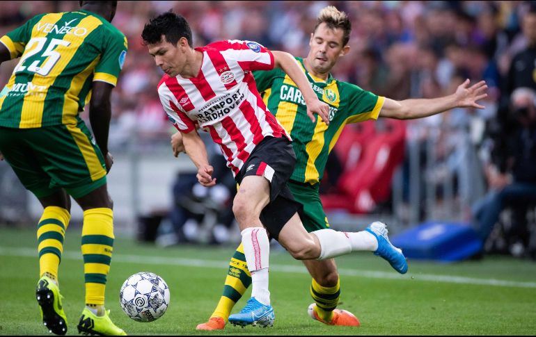 Hirving Lozano arrancó de titular la temporada en Holanda, en medio de los rumores que lo colocan en el Napoli. AFP / T. Bode