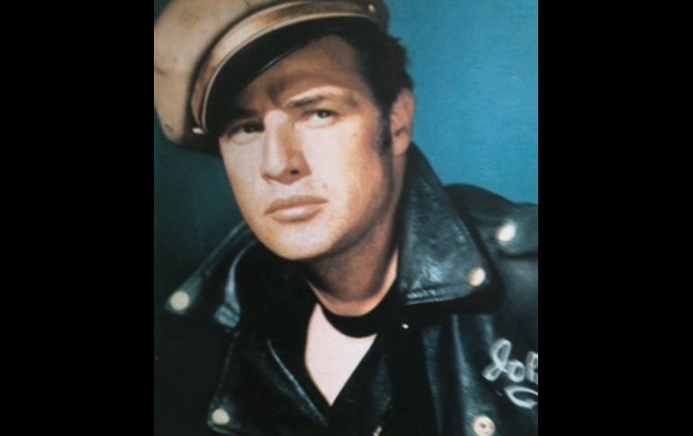 Y todo comenzó con Marlon Brando, James Dean y Elvis Presley... A partir de allí el mundo fue otro. Aquí vemos a Brando en su papel de rebelde en la cinta “El Salvaje” (1954) con su chamarra de cuero, gorra de motociclista y su Harley Davidson. Sin faltar la pandilla de amigos que recorrían el Sur de California cometiendo líos y desmanes. Su penúltima esposa fue una tapatía, dudo que alguien la recuerde. CORTESÍA / F. Partida