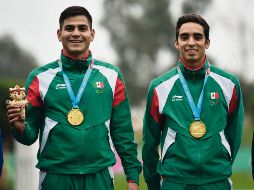Duilio Carrillo y Melchor Silva dieron la presea dorada. AFP