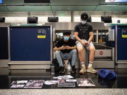 En tanto, luego del tercer día de plantón en el aeropuerto de Hong Kong, los manifestantes convocan a una marcha para este lunes, a fin de mantener la difusion internacional del movimiento. EFE / L. Chor