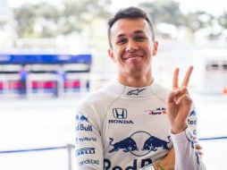 Albon es un piloto británico-tailandés que corre con licencia tailandesa. Debutó este año en F1 con Toro Rosso y marcha en estos momentos 15º en la clasificación con 16 puntos. TWITTER / @ToroRosso