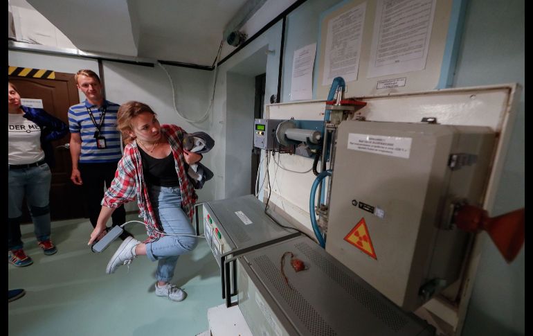 Una visitante revisa sus zapatos con un contador Geiger, que mide el nivel de radiactividad, en lo que fue un refugio en Chernóbil, Ucrania. EFE/ARCHIVO