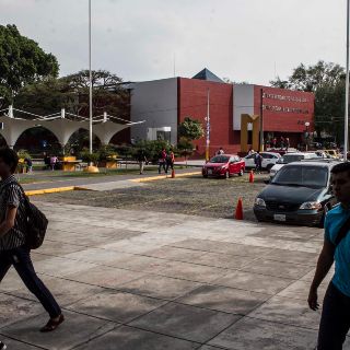 Detienen a un hombre armado en operativos en escuelas de la UdeG
