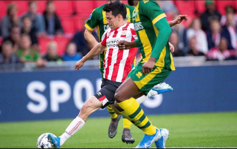 Tras su exitoso paso por el PSV, Lozano cambiaría de club para llegar al conjunto italiano. AFP / ARCHIVO