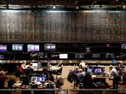 Especialistas afirman que los movimientos son para bajar deuda y mejorar su perfil. EFE/J. Roncoroni