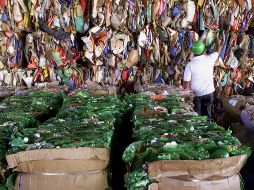 De acuerdo con la Agencia Alemana de Medio Ambiente, en el país europeo se consumen al año aproximadamente unos dos mil 800 millones de vasos desechables y unas mil 300 millones de tapas de plástico. AP/ ARCHIVO