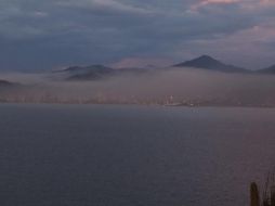 Desde la distancia es visible la nube de contaminación que envuelve completamente la ciudad de Guanta. G. D. Olmo