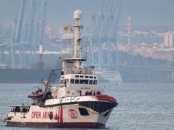 El Open Arms, de bandera española, lleva varios días cerca de las costas de la ciudad italiana de Lampedusa sin poder atracar. AFP