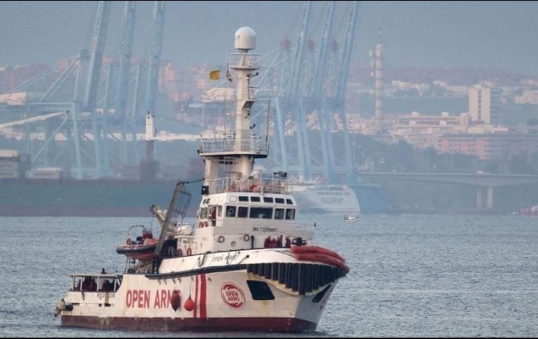El Open Arms, de bandera española, lleva varios días cerca de las costas de la ciudad italiana de Lampedusa sin poder atracar. AFP